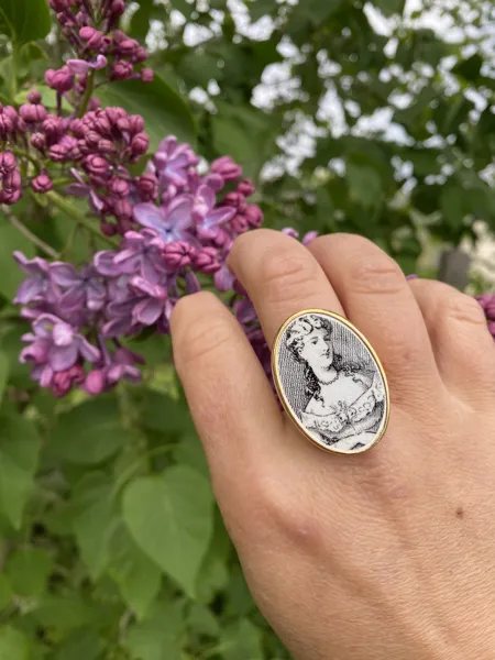 Bague en vaisselle ancienne
Médaillon : vieille assiette parlante en faïence 
Apprêt : étain/argent finition or 24 carats
